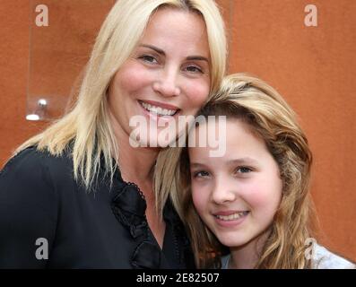 Sophie Favier e sua figlia Carla-Marie, presentatrice della TV francese, si posano nel 'Village', l'area VIP dell'Open Francese all'arena Roland Garros a Parigi, Francia, il 3 giugno 2007. Foto di ABACAPRESS.COM Foto Stock