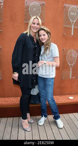 Sophie Favier e sua figlia Carla-Marie, presentatrice della TV francese, si posano nel 'Village', l'area VIP dell'Open Francese all'arena Roland Garros a Parigi, Francia, il 3 giugno 2007. Foto di ABACAPRESS.COM Foto Stock