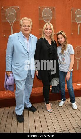 Massimo Gargia, presentatore televisivo francese Sophie Favier e sua figlia Carla-Marie si pongono nel 'Village', l'area VIP dell'Open Francese all'arena Roland Garros di Parigi, Francia, il 3 giugno 2007. Foto di ABACAPRESS.COM Foto Stock