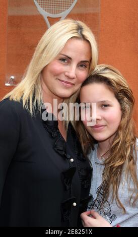 Sophie Favier e sua figlia Carla-Marie, presentatrice della TV francese, si posano nel 'Village', l'area VIP dell'Open Francese all'arena Roland Garros a Parigi, Francia, il 3 giugno 2007. Foto di ABACAPRESS.COM Foto Stock