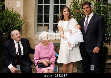 Duca di Beaufremont e Duchessa di Segovie partecipano alla presentazione del Principe Luigi di Borbone, duca di Angiò e moglie la Principessa Marie-Marguerite, duchessa di Angiò della figlia Eugenia a Parigi, Francia, il 3 giugno 2007. Foto di Thierry Orban/ABACAPRESS.COM Foto Stock