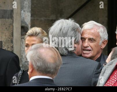 Alain Delon bacia Jean-Paul Belmondo mentre lasciano la messa funeraria per l'attore francese Jean-Claude Brialy tenuto alla chiesa 'Saint-Louis en l'Ile' a Parigi, Francia il 4 giugno 2007. Foto di ABACAPRESS.COM Foto Stock