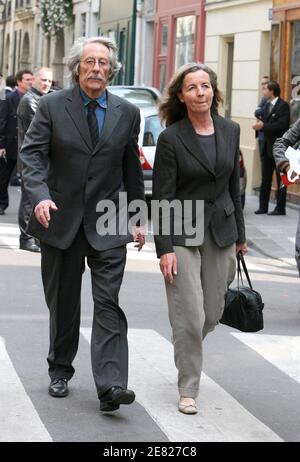 Jean Rochefort e la moglie lasciano la messa funeraria per l'attore francese Jean-Claude Brialy tenuto alla chiesa 'Saint-Louis en l'Ile' a Parigi, Francia il 4 giugno 2007. Foto di ABACAPRESS.COM Foto Stock