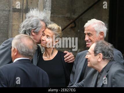 Alain Delon bacia la moglie di Jean-paul Belmondo Natty mentre lasciano la messa funeraria per l'attore francese Jean-Claude Brialy tenuto nella chiesa 'Saint-Louis en l'Ile' a Parigi, Francia il 4 giugno 2007. Foto di ABACAPRESS.COM Foto Stock