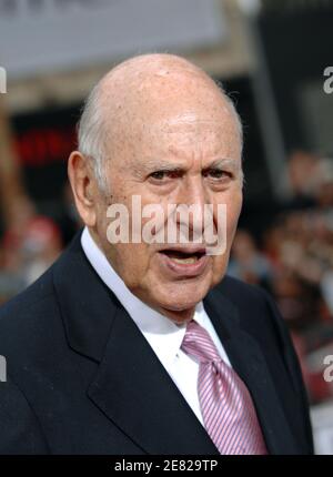 Carl Reiner partecipa alla prima di "Ocean's Thirteen" dei Warner Bros, tenutasi presso il Grauman's Chinese Theatre di Hollywood Boulevard a Los Angeles, California, USA il 5 giugno 2007. Foto di Lionel Hahn/ABACAPRESS.COM Foto Stock