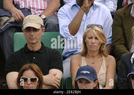 L'attore francese Thierry Lhermitte e sua moglie partecipano alla finale del quartiere francese Open all'arena Roland Garros di Parigi, Francia, il 6 giugno 2007. Foto di ABACAPRESS.COM Foto Stock