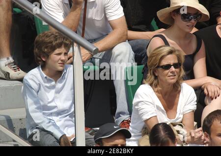 Claire Chazal, presentatore della tv francese, e suo figlio Francois, partecipano alla finale del quartiere francese Open all'arena Roland Garros di Parigi, Francia, il 6 giugno 2007. Foto di ABACAPRESS.COM Foto Stock