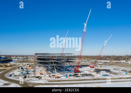 Detroit, Michigan, Stati Uniti. 29 gennaio 2020. Sono in corso lavori di costruzione in un centro di distribuzione di 400 milioni di dollari Amazon.com situato sul sito dell'ex zona fieristica dello stato del Michigan. Sarà la più grande struttura Amazon del Michigan. Credit: Jim West/Alamy Live News Foto Stock