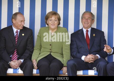 La cancelliera tedesca Angela Merkel ha chiacchierato con il presidente russo Vladimir Putin (L) e il presidente americano George W. Bush (R) mentre si trovano su una gigantesca sedia da spiaggia per un quadro di famiglia con i capi di stato del G8 di fronte all'edificio Kurhaus a Heiligendamm, Germania nord-orientale, il 7 giugno 2007. Foto di Ludovic/pool/ABACAPRESS.COM Foto Stock