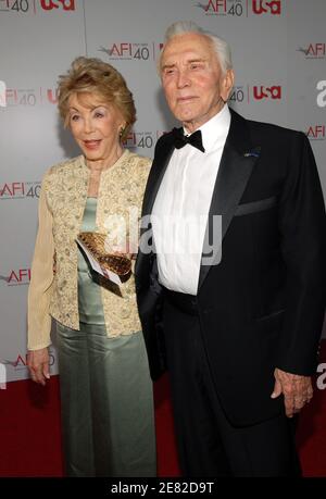 Kirk Douglas e Anne Buydens partecipano al 35° premio annuale AFI Life Achievement Award in onore di al Pacino, tenutosi presso il Kodak Theatre di Hollywood Boulevard, a Los Angeles, California, USA il 7 giugno 2007. Foto di Lionel Hahn/ABACAPRESS.COM Foto Stock