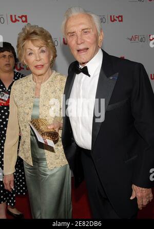 Kirk Douglas e Anne Buydens partecipano al 35° premio annuale AFI Life Achievement Award in onore di al Pacino, tenutosi presso il Kodak Theatre di Hollywood Boulevard, a Los Angeles, California, USA il 7 giugno 2007. Foto di Lionel Hahn/ABACAPRESS.COM Foto Stock