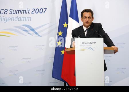 Il presidente francese Nicolas Sarkozy ha tenuto una conferenza stampa a Heiligendamm, in Germania, l'8 giugno 2007 per commentare i risultati del vertice del Gruppo di otto tenutosi lì dal 06 al 08 giugno 2007. I leader di Germania, Francia, Gran Bretagna, Italia, Canada, Giappone, Russia e Stati Uniti si sono riuniti per un incontro di tre giorni per discutere tra gli altri temi sul clima e gli aiuti ai paesi africani. Foto di Thierry Orban/ABACAPRESS.COM Foto Stock