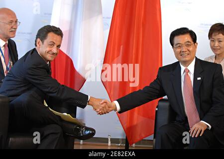 Il presidente francese Nicolas Sarkozy (L) e il presidente cinese Hu Jintao si stringono a due mani prima di una riunione bilaterale, il 08 giugno 2007, a margine del vertice del G8 tenutosi a Heiligendamm in Germania l'8 giugno 2007. Foto di Witt/ABACAPRESS.COM Foto Stock