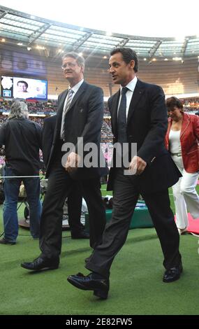 Il presidente francese Nicolas Sarkozy e il presidente della federazione francese di rugby Bernard Lapasset salutano i giocatori che precedono la finale del campionato di rugby Top 14 Stade Francais vs ASM Clermont, a Saint-Denis, vicino a Parigi, Francia, il 9 giugno 2007. Foto di Guibbaud-Gouhier/Cameleon/ABACAPRESS.COM Foto Stock