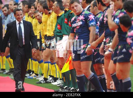 Il presidente francese Nicolas Sarkozy saluta i giocatori prima della finale del campionato di rugby Top 14 Stade Francais vs ASM Clermont, a Saint-Denis, vicino a Parigi, Francia, il 9 giugno 2007. Foto di Guibbaud-Gouhier/Cameleon/ABACAPRESS.COM Foto Stock