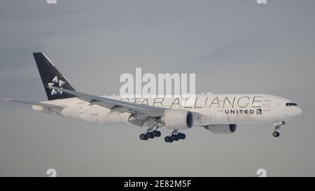 United Airlines Boeing 777 con livrea Star Alliance si prepara per l'atterraggio all'aeroporto o'Hare di Chicago. La registrazione dell'aereo è N77022. Foto Stock