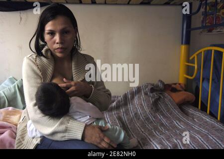 Maria Angelica, 20 anni, fu membro della FARC (Fuerzas Armadas Revolucionarias de Colombia), per 5 anni. Lei mungila la sua bambina Caterina, 3 mesi, in una casa di rifugio per guerriglieri dismobilitati, a Bogotà, Colombia, l'8 giugno 2007. È scappata dalla FARC due mesi fa per partorire. Il suo ragazzo, un guerrigliero, è ancora nella guerriglia. "Due anni fa ero incinta e mi hanno costretto ad abortire. Un amico mi ha raccontato di questa casa, e una notte, ho corso per fuggire e rinunciare alla lotta. Ora, voglio studiare... e avere una vita normale!'. Foto di Jules Motte/ABACAPRESS.COM Foto Stock