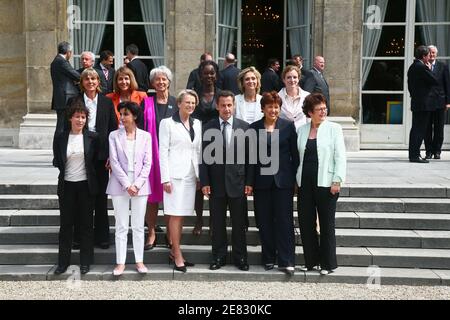 Foto parziale della famiglia del governo del secondo primo ministro Francois Fillon, scattata il 20 giugno 2007 solo con i ministri delle donne (M) e i ministri junior (JM) che circondano il presidente Nicolas Sarkozy al Palazzo Elysee prima della riunione del gabinetto. LtoR, prima fila: Fadela Amara (JM. Affari urbani), Rachida dati (M. Giustizia), Michele Alliot-Marie (M. Interior, Overseas Departments and Territorial Administration), Nicolas Sarkozy, Roselyne Bachelot (M. Salute, Gioventù e Sport), Christine Boutin (M. Alloggio e affari urbani), seconda fila : Valerie Letard (JM. Solidarietà), Christine Albanel (M. Cultur Foto Stock