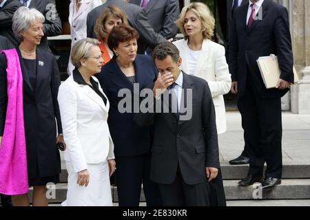 Foto parziale della famiglia del governo del secondo primo ministro Francois Fillon, scattata il 20 giugno 2007 solo con i ministri delle donne (M) e i ministri junior (JM) che circondano il presidente Nicolas Sarkozy al Palazzo Elysee di Parigi, prima della riunione del gabinetto. LtoR, prima fila : Michele Alliot-Marie (M. Interni, dipartimenti d'oltremare e Amministrazione Territoriale), Christine Albanel (M. Cultura e comunicazione)Roselyne Bachelot (M. Salute, Gioventù e Sport), Valerie Pecresse (M. Istruzione superiore e ricerca) e Nicolas Sarkozy. Foto di Mousse-Orban/ABACAPRESS.COM Foto Stock