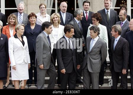 Quadro familiare parziale del governo del secondo primo ministro Francois Fillon, preso il 20 giugno 2007 con i ministri (M) e i ministri junior (JM) che circondano il presidente Nicolas Sarkozy al Palazzo Elysee di Parigi, prima della riunione del gabinetto. LtoR, prima fila : Michele Alliot-Marie (M. Interni, Dipartimenti d'oltremare e Amministrazione Territoriale, Francois Fillon, Nicolas Sarkozy, Jean-Louis Borloo (M. Ecologia, sviluppo sostenibile e pianificazione), seconda fila: Christine Albanel (M. Cultura e comunicazione), Roselyne Bachelot (M. Salute, Gioventù e Sport), Valerie Pecresse (M. Istruzione superiore Foto Stock