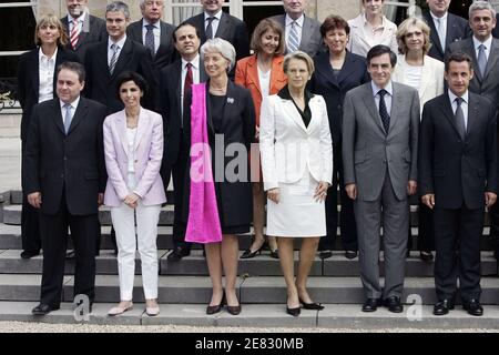 Foto parziale della famiglia del governo del secondo primo Ministro Francois Fillon del 20 giugno 2007 al Palazzo Elysee con ministri (M) e ministri junior (JM), LtoR, prima fila : Christine Lagarde (M. Economia, finanza e occupazione), Michele Alliot-Marie (M. Interior, Overseas Departments and Territorial Administration), Francois Fillon, Presidente Nicolas Sarkozy, Jean-Louis Borloo (M. Ecologia, sviluppo sostenibile e pianificazione), Bernard Kouchner (M. Affari esteri ed europei), seconda fila : Christine Albanel (M. Cultura e comunicazione), Roselyne Bachelot (M. Salute, Gioventù e SpO Foto Stock