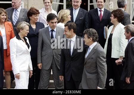 Quadro familiare parziale del governo del secondo primo ministro Francois Fillon, preso il 20 giugno 2007 con i ministri (M) e i ministri junior (JM) che circondano il presidente Nicolas Sarkozy al Palazzo Elysee di Parigi, prima della riunione del gabinetto. LtoR, prima fila : Michele Alliot-Marie (M. Interni, Dipartimenti d'oltremare e Amministrazione Territoriale, Francois Fillon, Nicolas Sarkozy, Jean-Louis Borloo (M. Ecologia, sviluppo sostenibile e pianificazione), seconda fila: Christine Albanel (M. Cultura e comunicazione), Roselyne Bachelot (M. Salute, Gioventù e Sport), Valerie Pecresse (M. Istruzione superiore Foto Stock