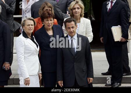 Foto parziale della famiglia del governo del secondo primo ministro Francois Fillon, scattata il 20 giugno 2007 solo con i ministri delle donne (M) e i ministri junior (JM) che circondano il presidente Nicolas Sarkozy al Palazzo Elysee di Parigi, prima della riunione del gabinetto. LtoR, prima fila : Michele Alliot-Marie (M. Interni, dipartimenti d'oltremare e Amministrazione Territoriale), Christine Albanel (M. Cultura e comunicazione) Roselyne Bachelot (M. Salute, Gioventù e Sport), Valerie Pecresse (M. Istruzione superiore e ricerca) e Nicolas Sarkozy. Foto di Mousse-Orban/ABACAPRESS.COM Foto Stock