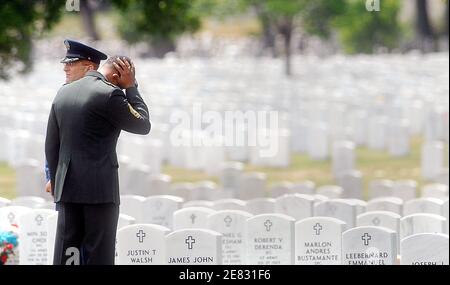 Cerimonia di sepoltura con onorificenze militari per Army Sgt. Prima Classe Greg Lamonte Sutton, 38 anni, morto il 6 giugno dopo che il suo veicolo ha colpito un dispositivo esplosivo improvvisato a Baghdad, si tiene ad Arlington Cemetery, VA, USA, il 20 giugno 2007. Sin dall'inizio della guerra, 378 soldati sono stati sepolti nel cimitero di Arlington. Foto di Olivier Douliery/ABACAPRESS.COM Foto Stock