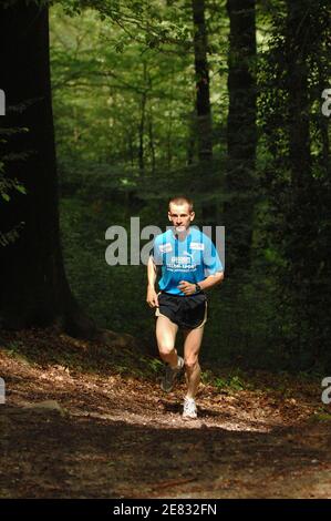 ESCLUSIVO - atleta francese Julien Rancon durante una sessione di allenamento in montagna, a Firminy, vicino a Saint Etienne, Francia, il 21 giugno 2007. Foto di Stephane Kempinaire/Cameleon/ABACAPRESS.COM Foto Stock