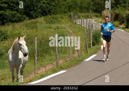 ESCLUSIVO - atleta francese Julien Rancon durante una sessione di allenamento in montagna, a Firminy, vicino a Saint Etienne, Francia, il 21 giugno 2007. Foto di Stephane Kempinaire/Cameleon/ABACAPRESS.COM Foto Stock