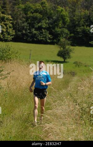 ESCLUSIVO - atleta francese Julien Rancon durante una sessione di allenamento in montagna, a Firminy, vicino a Saint Etienne, Francia, il 21 giugno 2007. Foto di Stephane Kempinaire/Cameleon/ABACAPRESS.COM Foto Stock