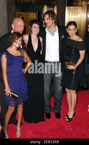 Gli attori Bruce Willis, Ashton Kutcher, e Demi Moore, posano con Rumer e Tallulah alla prima di 'Live Free o Die Hard' presentata da Twentieth Century Fox alla radio City Music Hall venerdì 22 giugno 2007 a New York City, NY, USA. Foto di Gregorio Binuya/ABACAPRESS.COM Foto Stock