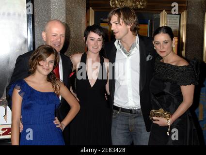 Bruce Willis, Demi Moore, indossando gioielli YSL e Bulgari, le loro figlie Rumer Willis e Tallulah Belle Willis e il fidanzato di Moore Ashton Kutcher partecipano alla prima di New York di 'Live Free o Die Hard', tenutasi presso il radio City Music Hall di New York City, NY, USA il 22 giugno 2007. Foto di David Miller/ABACAPRESS.COM Foto Stock