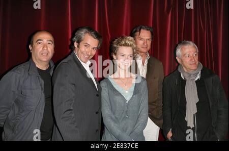 Gli attori Manuel Gelin, Francois-Eric Gendron, Mathilde Penin e suo marito Direttore Jean-Luc Moreau pongono per le immagini durante la conferenza stampa che annuncia la prossima programmazione della stagione teatrale a Parigi, in Francia, il 26 giugno 2007. Foto di Denis Guignebourg/ABACAPRESS.COM Foto Stock