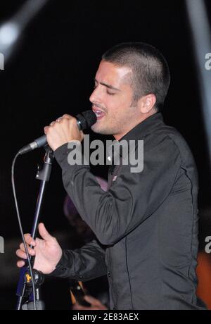 Il cantante Thibault Arragon si esibisce dal vivo sul palco con la sua band "Alchimer" durante il gala di beneficenza 'Faire Face' Cancer & Aids tenutosi presso il ristorante 'le Family' di Carry le Rouet vicino a Marsiglia, in Francia, il 28 giugno 2007. Foto ESCLUSIVA di Nicolas Khayat/ABACAPRESS.COM Foto Stock