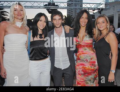 Il cantante Alix Schmidt, i membri del cast 'Plus Belle la vie' Fabienne Carat e Julien Bravo, il cantante Priscilla e Diana di 'l'Ile de la Tentation' si esibiscono insieme durante il gala di beneficenza 'Faire Face' Cancer & Aids tenutosi presso il ristorante 'le Family' di Carry le Rouet, vicino a Marsiglia, in Francia, il 28 giugno; 2007. Foto ESCLUSIVA di Nicolas Khayat/ABACAPRESS.COM Foto Stock