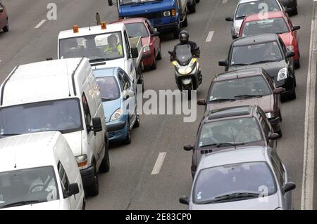 Scooter e moto che si guidano tra le corsie sul ring di Parigi, Francia, il 29 giugno 2007. Foto di Jules Motte/ABACAPRESS.COM Foto Stock