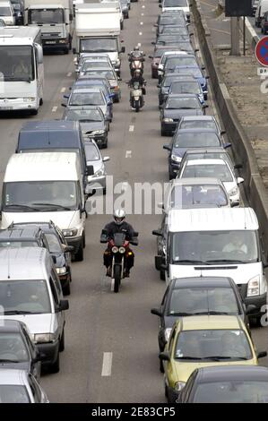 Scooter e moto che si guidano tra le corsie sul ring di Parigi, Francia, il 29 giugno 2007. Foto di Jules Motte/ABACAPRESS.COM Foto Stock