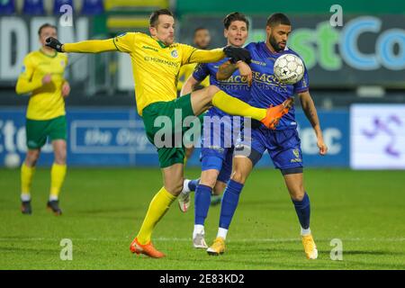 SITTARD, PAESI BASSI - GENNAIO 30: Mats Seuntjes di Fortuna Sittard, Kristopher da Graca di VVV Venlo durante la partita olandese di Eredivisie tra Fortuna Sittard e VVV Venlo allo stadio Fortuna Sittard il 30 gennaio 2021 a Sittard, Paesi Bassi (Foto di Geert van Erven/Orange PicturesAlamy Live News) Foto Stock