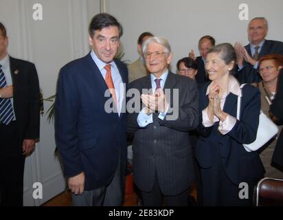 Il primo ministro francese, Francois Fillon, è raffigurato accanto ai suoi genitori Anne e Michel Fillon durante un incontro nel municipio di Sable-sur-Sarthe Francia occidentale, il 19 maggio 2007, pochi giorni dopo che ha nominato primo ministro francese. Foto di Guy Durand/ABACAPRESS.COM Foto Stock