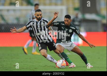 Stadio Maracana, Rio de Janeiro, Brasile. 30 gennaio 2021. Libertadores Cup, finale, Palmeiras contro Santos; Roni di Palmeiras e Para di Santos Credit: Action Plus Sports/Alamy Live News Foto Stock