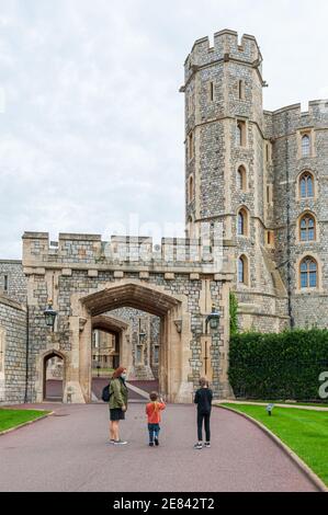 08/27/2020. Castello di Windsor, Regno Unito. I turisti che visitano la residenza reale a Windsor, l'entrata e' attraverso la porta di San Giorgio. Foto Stock