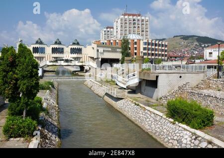 NOVI PAZAR, SERBIA - 26 luglio: Il moderno centro di Novi Pazar con il complesso architettonico dell'hotel Vrbak sul fiume Raska. Girato nel 26 Ju Foto Stock