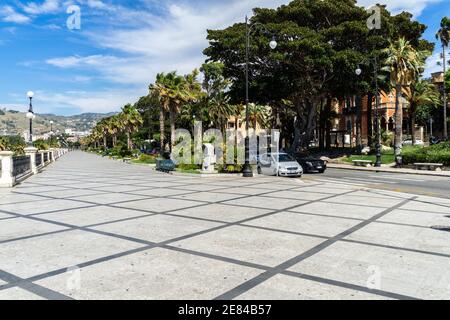 Vista sul Lungomare Falcomatà, il lungomare di Reggio Calabria definito il più bel chilometro d'Italia Foto Stock