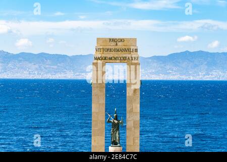 Particolare dell'Arena dello stretto di Reggio Calabria: La statua della dea Atena fa parte del monumento a Vittorio Emanuele III, Italia Foto Stock