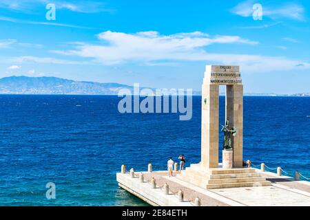 La parte monumentale dell'Arena dello stretto di Reggio Calabria di fronte allo stretto di Messina Foto Stock