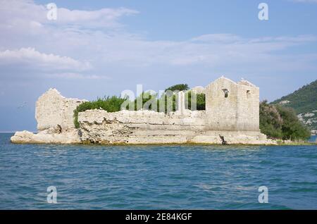 Grmozur vecchia prigione isola, il montenegrino Alcatraz sul lago Skadar National Park Foto Stock