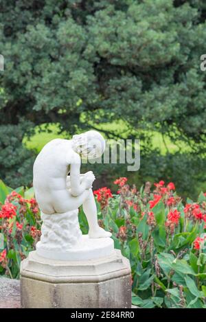 Il ragazzo che estrae la statua di Thorn (marmo) nei Giardini Botanici reali, Sydney, Australia è una copia dello "Spinario" ed è stato importato da Roma nel 1883 Foto Stock