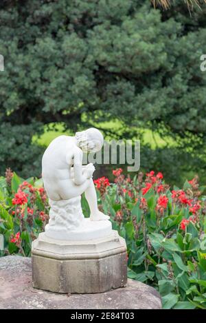 Il ragazzo che estrae la statua di Thorn (marmo) nei Giardini Botanici reali, Sydney, Australia è una copia dello "Spinario" ed è stato importato da Roma nel 1883 Foto Stock