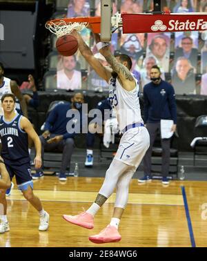 Newark, New Jersey, Stati Uniti. 30 gennaio 2021. Seton Hall Pirates in avanti Sandro Mamukelashvili (23) Dunks nella prima metà al Prudential Center di Newark, NJ. Villanova sconfisse Seton Hall 80-72. Duncan Williams CSM/Alamy Live News Foto Stock